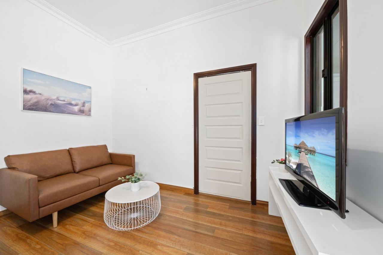 Spacious 1 Bedroom Guest House With Free Parking Sidney Exterior foto
