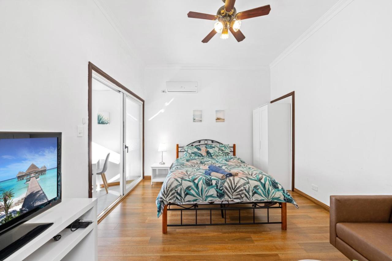 Spacious 1 Bedroom Guest House With Free Parking Sidney Exterior foto